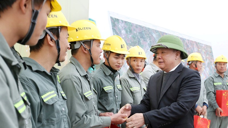 Bí thư Thành ủy Hà Nội thăm và chúc Tết người lao động trên công trường dự án đường Vành đai 4