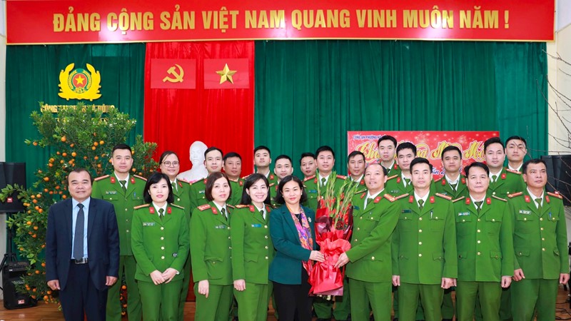 Phó Bí thư Thường trực Thành ủy Nguyễn Thị Tuyến thăm, chúc Tết tại quận Hà Đông