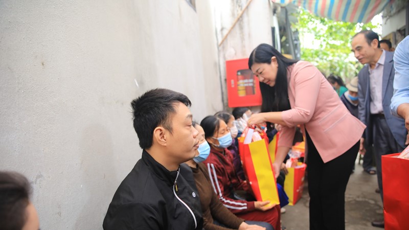 MTTQ TP Hà Nội mang Tết ấm đến với các bệnh nhân nghèo