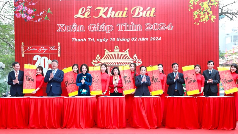 Lãnh đạo Thành phố dâng hương tưởng niệm Tiên triết Chu Văn An và khai bút đầu xuân