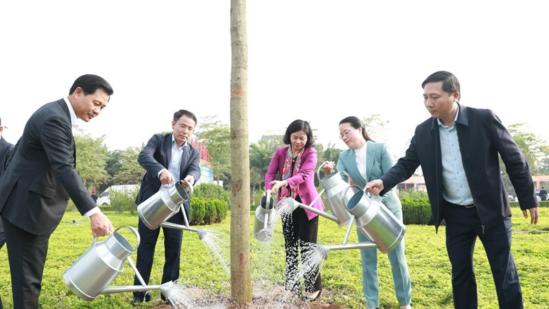 Phó Bí thư Thường trực Thành ủy Hà Nội dự lễ phát động trồng cây tại huyện Mê Linh