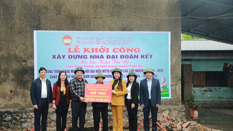 Ủy ban MTTQ Việt Nam Thành phố Hà Nội trao tặng kinh phí  và khởi công xây dựng Nhà đại đoàn kết