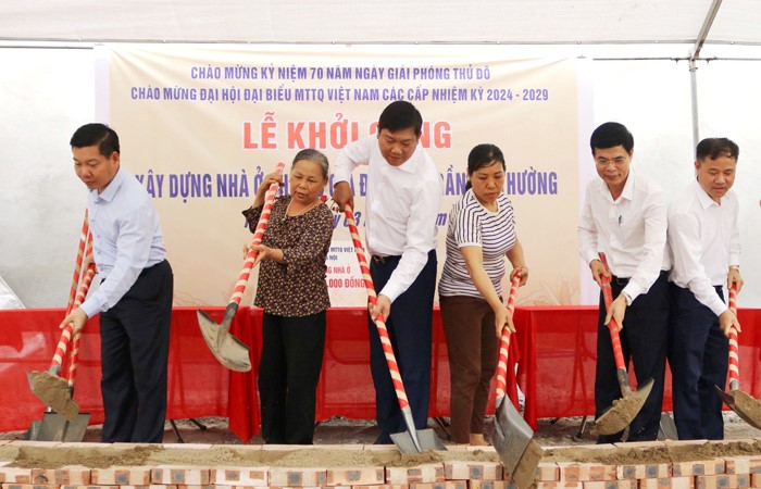 Trao kinh phí hỗ trợ xây dựng và sửa chữa nhà ở cho hộ nghèo, cận nghèo huyện Quốc Oai