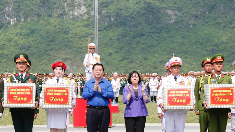 Lãnh đạo Trung ương và TP Hà Nội thăm hỏi, động viên, tặng quà lực lượng tham gia diễu binh, diễu hành