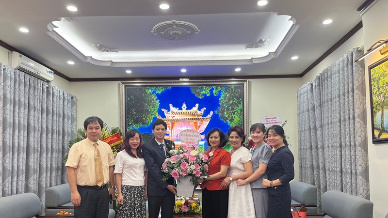 Hội LHPN Hà Nội, báo Phụ nữ Thủ đô chúc mừng Ngày Nhà giáo Việt Nam