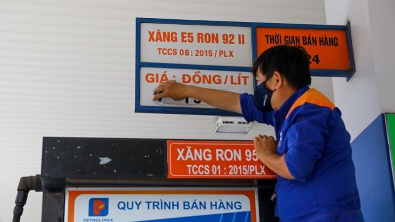 Giá xăng tiếp tục giảm mạnh