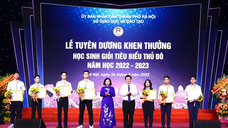 Hà Nội tuyên dương khen thưởng học sinh giỏi tiêu biểu của Thủ đô năm học 2022-2023