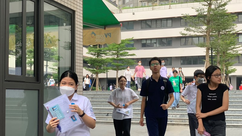 Thi vào trường Chuyên tại Hà Nội: Con thức 2h sáng để ôn thi, bố mẹ đứng ngồi không yên