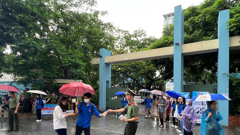 Hơn 1 triệu thí sinh bước vào ngày thi đầu tiên