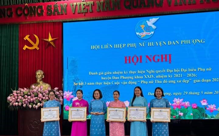 Đẩy mạnh các phong trào thi đua, đưa phong trào phụ nữ phát triển vững mạnh