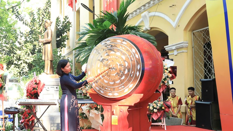 Phó Bí thư Thường trực Thành ủy Nguyễn Thị Tuyến đánh trống khai trường tại Trường THPT Phan Đình Phùng
