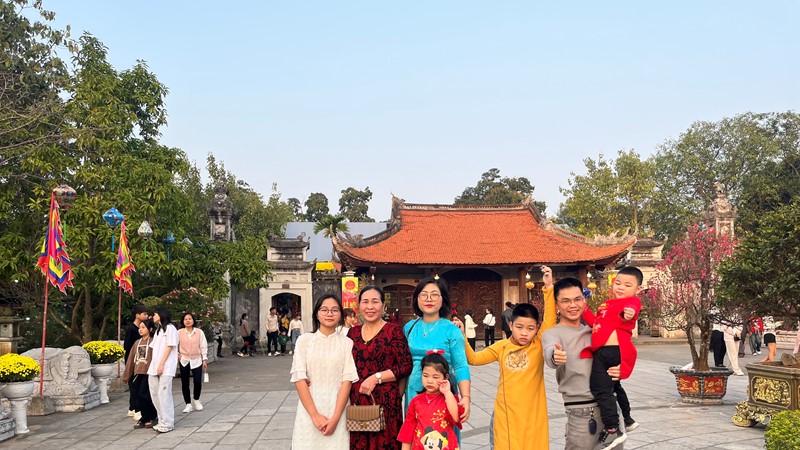 Người dân nô nức du xuân đền Hai Bà Trưng