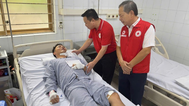 Thăm hỏi, hỗ trợ các nạn nhân vụ lật tàu du lịch tại Vịnh Hạ Long
