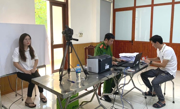 Xã Quang Minh đổi thẻ đảng viên trên nền tảng Cơ sở dữ liệu quốc gia về dân cư