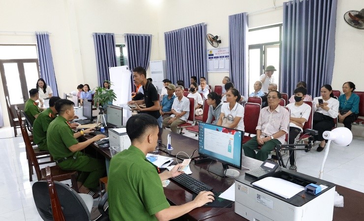Xã Mê Linh: Phấn đấu hết ngày 20/8/2025 hoàn thành cấp đổi thẻ đảng viên