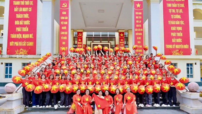 Phụ nữ xã Quang Minh hân hoan chào mừng Quốc khánh 2/9