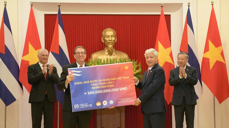 Việt Nam trao tặng đợt 1 gần 385 tỷ đồng tới nhân dân Cuba sau 20 ngày vận động 