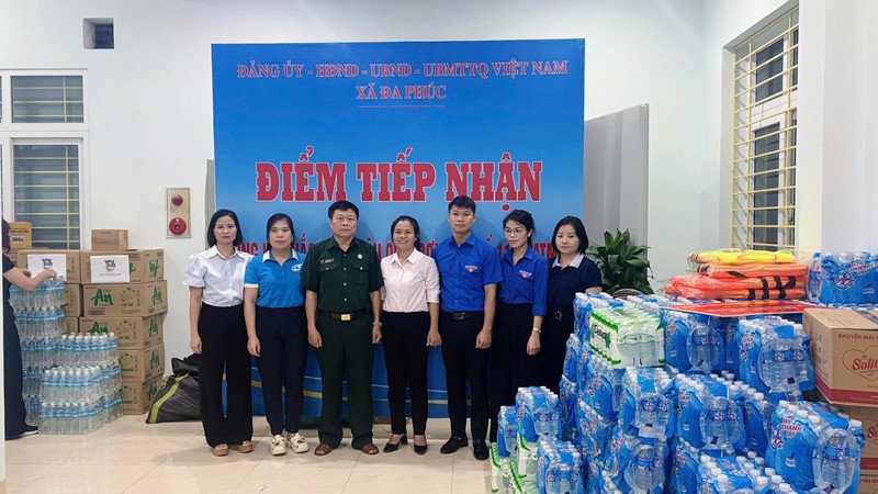 MTTQ xã Tiến Thắng hỗ trợ nhân dân xã Đa Phúc và Trung Giã bị ảnh hưởng do cơn bão số 11