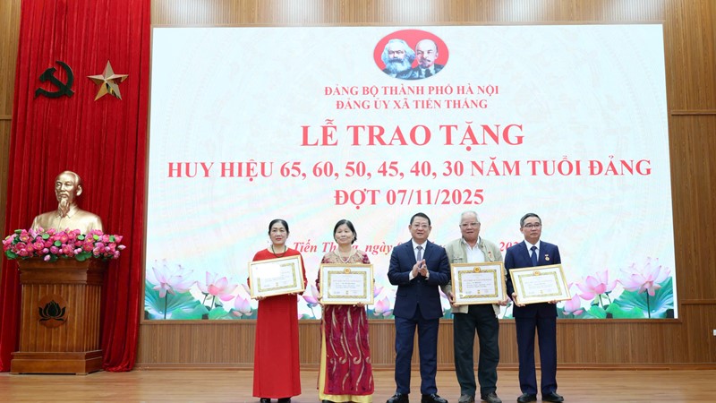 Xã Tiến Thắng trao tặng Huy hiệu Đảng cho 17 đảng viên