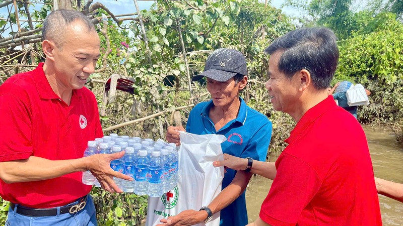 Hội Chữ thập đỏ Việt Nam cứu trợ khẩn cấp người dân 6 tỉnh miền Trung bị thiệt hại do mưa lũ