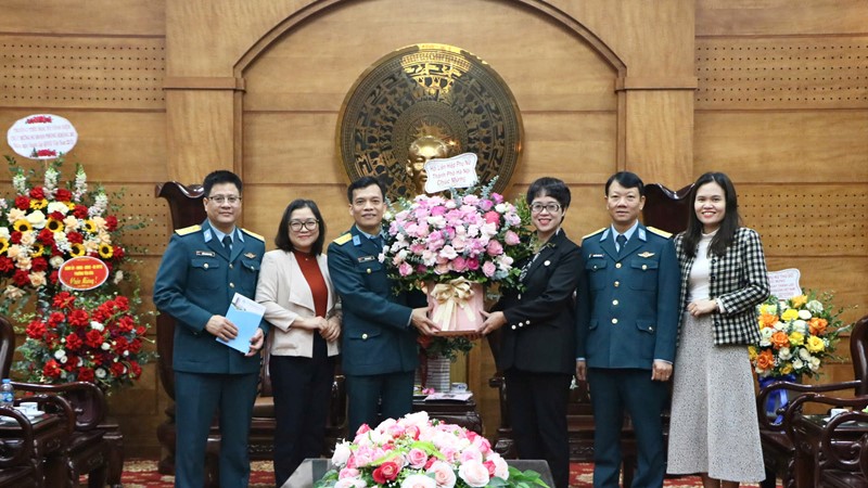 Thăm, chúc mừng các đơn vị quân đội nhân kỷ niệm 81 năm Ngày thành lập Quân đội nhân dân Việt Nam