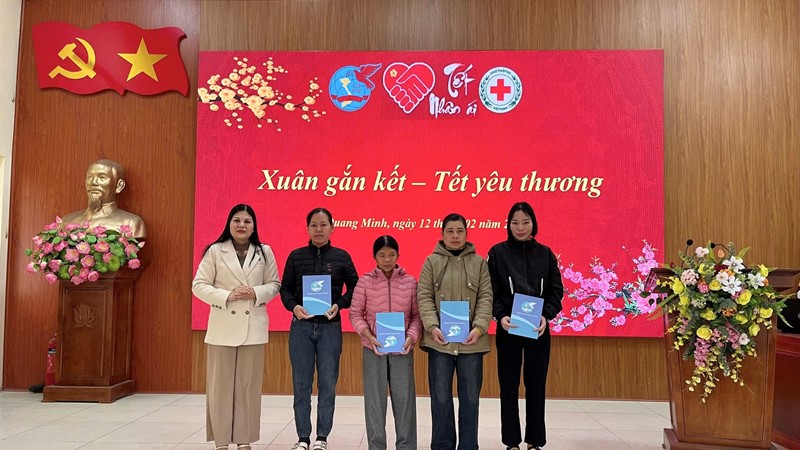 Những suất quà Tết ấm áp đến với trẻ em và hội viên phụ nữ có hoàn cảnh khó khăn xã Quang Minh