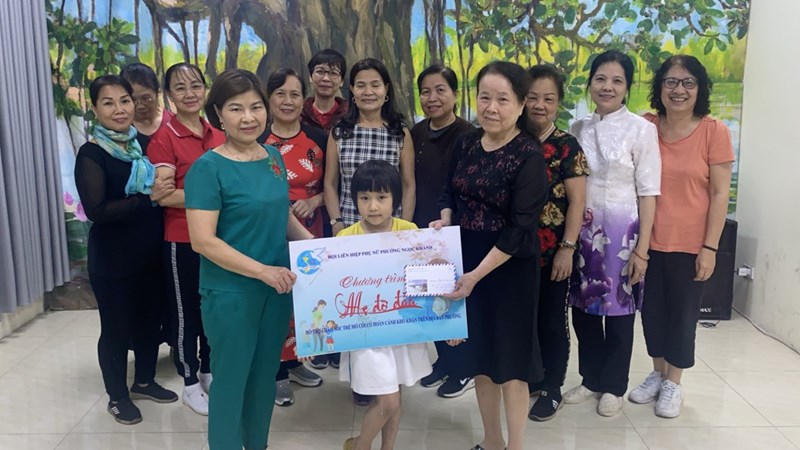 Hội LHPN phường Ngọc Khánh, quận Ba Đình: Trao yêu thương cho 10 trẻ mồ côi