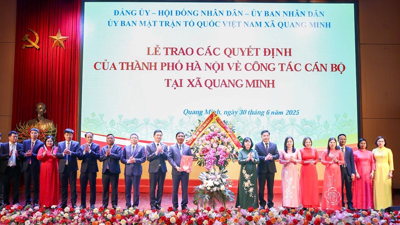 Bí thư Thành ủy Hà Nội trao các quyết định về công tác cán bộ tại xã Mê Linh và Quang Minh