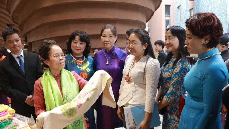 Hội LHPN Hà Nội: Giao lưu, vinh danh nữ nghệ nhân và quảng bá sản phẩm làng nghề truyền thống 