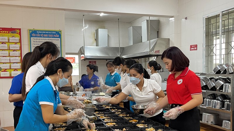 Trao tặng hơn 3.000 suất ăn cho học sinh thi tốt nghiệp THPT