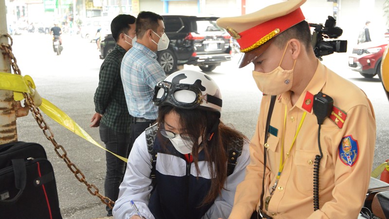 Bất chấp nguy hiểm, nhiều phương tiện quay đầu bỏ chạy khi gặp lực lượng CSGT