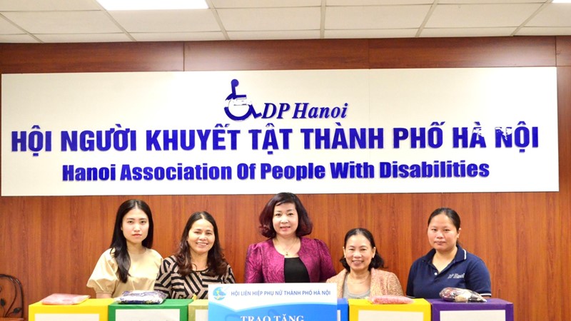  Hội LHPN Hà Nội: Trao tặng 500 bộ áo dài cho cán bộ, hội viện phụ nữ Hội Người khuyết tật Thành phố