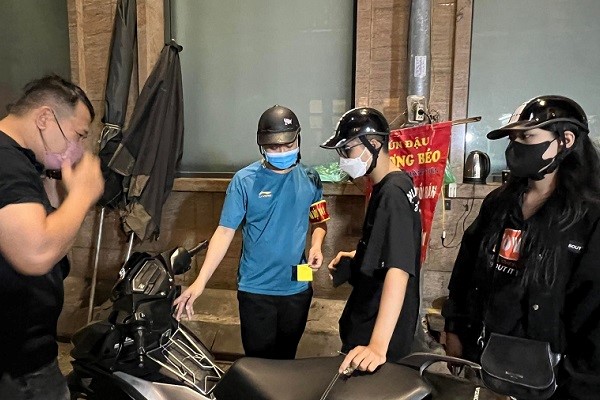 Lực lượng 141 Hà Nội ngăn chặn nhiều thanh niên đánh võng trên đường 'mừng' nghỉ lễ