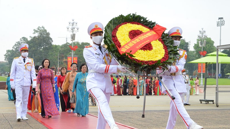 Gần 100 hội viên Câu lạc bộ Phụ nữ Thủ đô dâng hoa vào Lăng viếng Chủ tịch Hồ Chí Minh