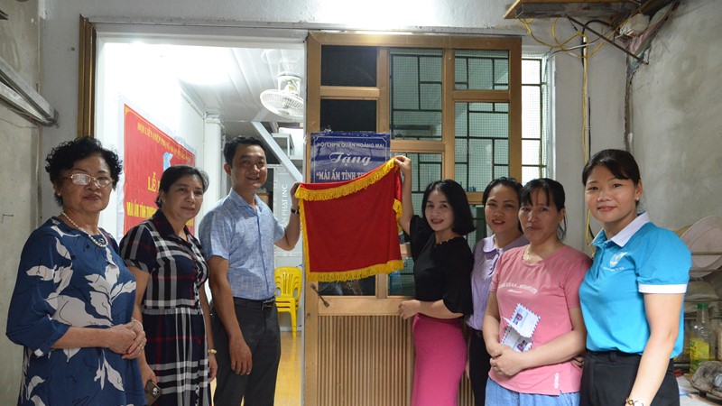 “Mái ấm tình thương” sẻ chia khó khăn với phụ nữ nghèo