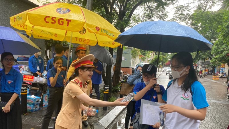 Lực lượng CSGT đội mưa, phân làn đảm bảo an toàn cho kỳ thi tốt nghiệp THPT