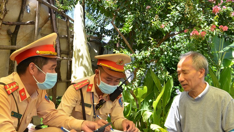 Cảnh sát giao thông “đội nắng” xử lý vi phạm về tốc độ