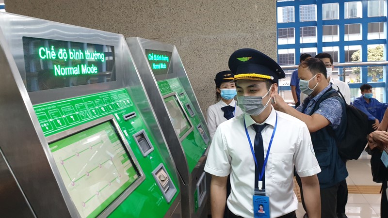 Đề xuất thí điểm vé liên thông đi tàu điện, xe buýt