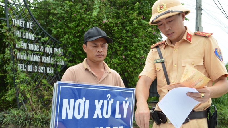  Ra quân xử lý xe khách và container vi phạm giao thông