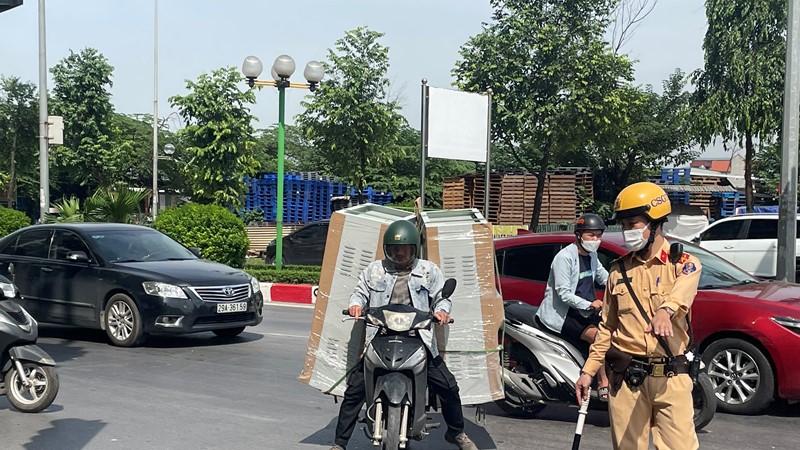 Mạnh tay xử lý xe mô tô chở hàng "cồng kềnh" trên đường