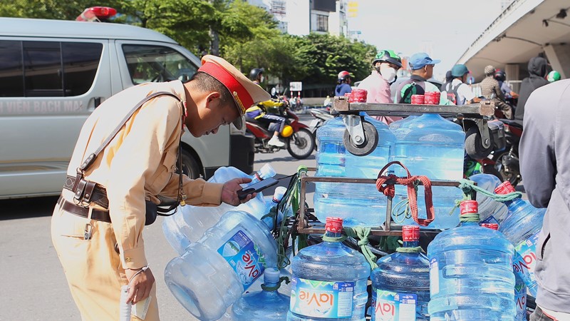 CSGT xử phạt xe máy chở hàng cồng kềnh, người điều khiển phân trần chủ bảo sao thì làm vậy