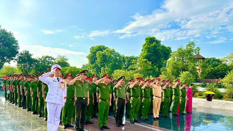 Công an quận Tây Hồ tổ chức dâng hương, đặt vòng hoa viếng lăng Chủ tịch Hồ Chí Minh