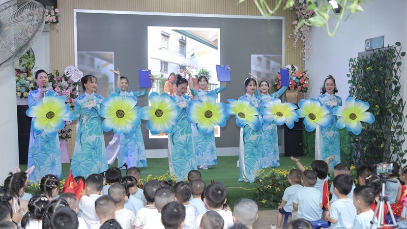 Sôi nổi ngày “Toàn dân đưa trẻ đến trường” 