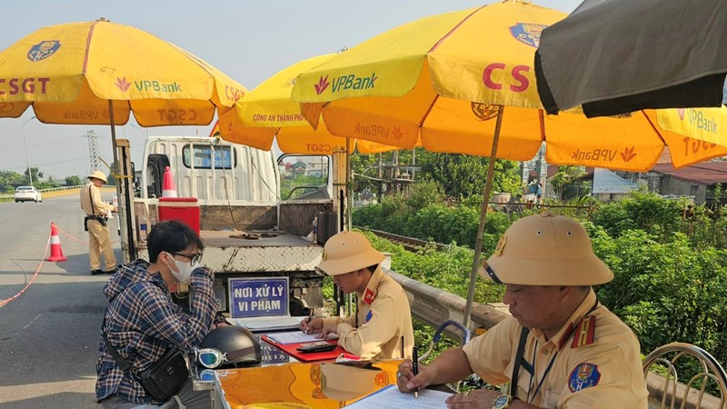 Kiểm tra, xử lý các phương tiện vi phạm về nồng độ cồn và chạy quá tốc độ