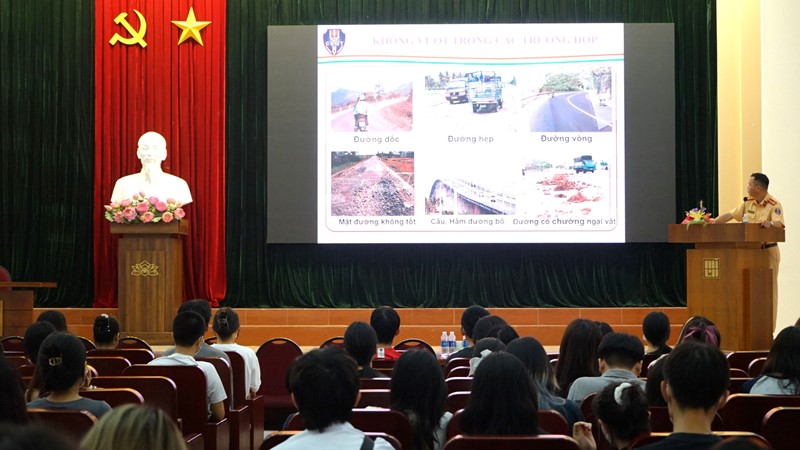 Nâng cao kiến thức pháp luật về TTATGT cho sinh viên