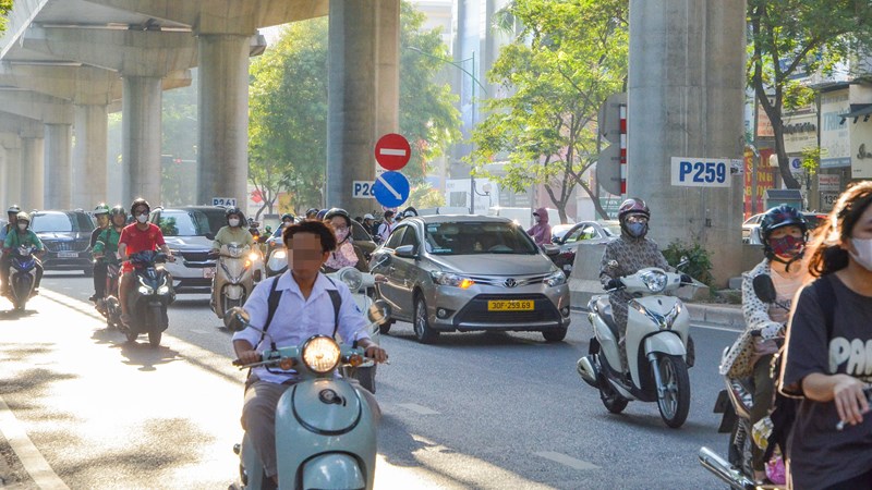 Thót tim với hình ảnh nhiều học sinh “đầu trần” đi xe máy ngoài đường 