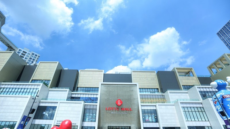 Lotte Mall West Lake Hà Nội đón hàng nghìn lượt khách trong ngày đầu khai trương chính thức