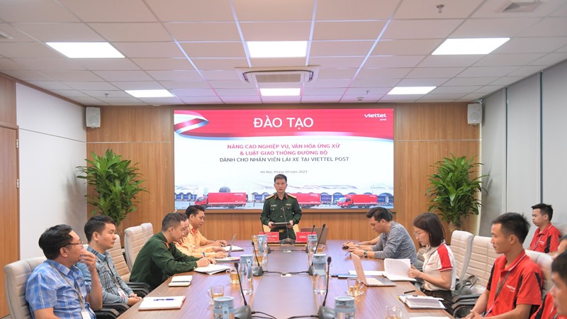 Phòng CSGT- Công an TP Hà Nội phối hợp tuyên truyền an toàn giao thông cho đội ngũ lái xe