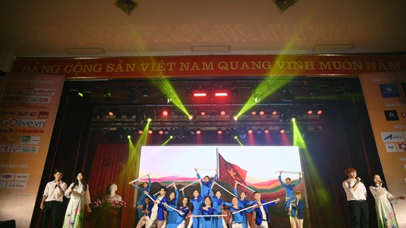 Hành trình “chữa lành” cùng các tân sinh viên trường Báo tại đêm nhạc “FPS 2023 – Healing Era”: Outergram