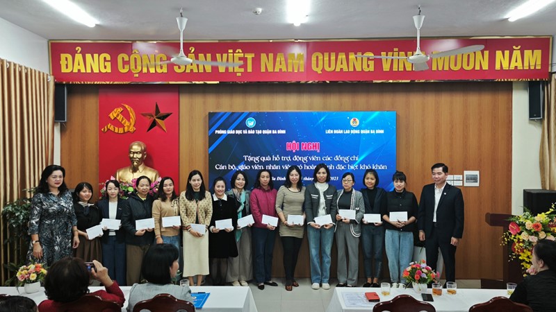  Trao tặng 142.500.000 đồng tới 57 đoàn viên công đoàn có hoàn cảnh khó khăn đặc biệt